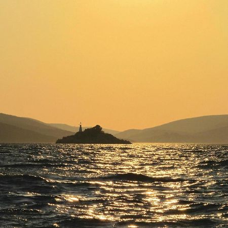 2 Bedroom Amazing Apartment In Trogir Ngoại thất bức ảnh