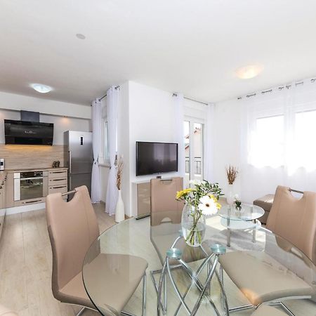 2 Bedroom Amazing Apartment In Trogir Ngoại thất bức ảnh